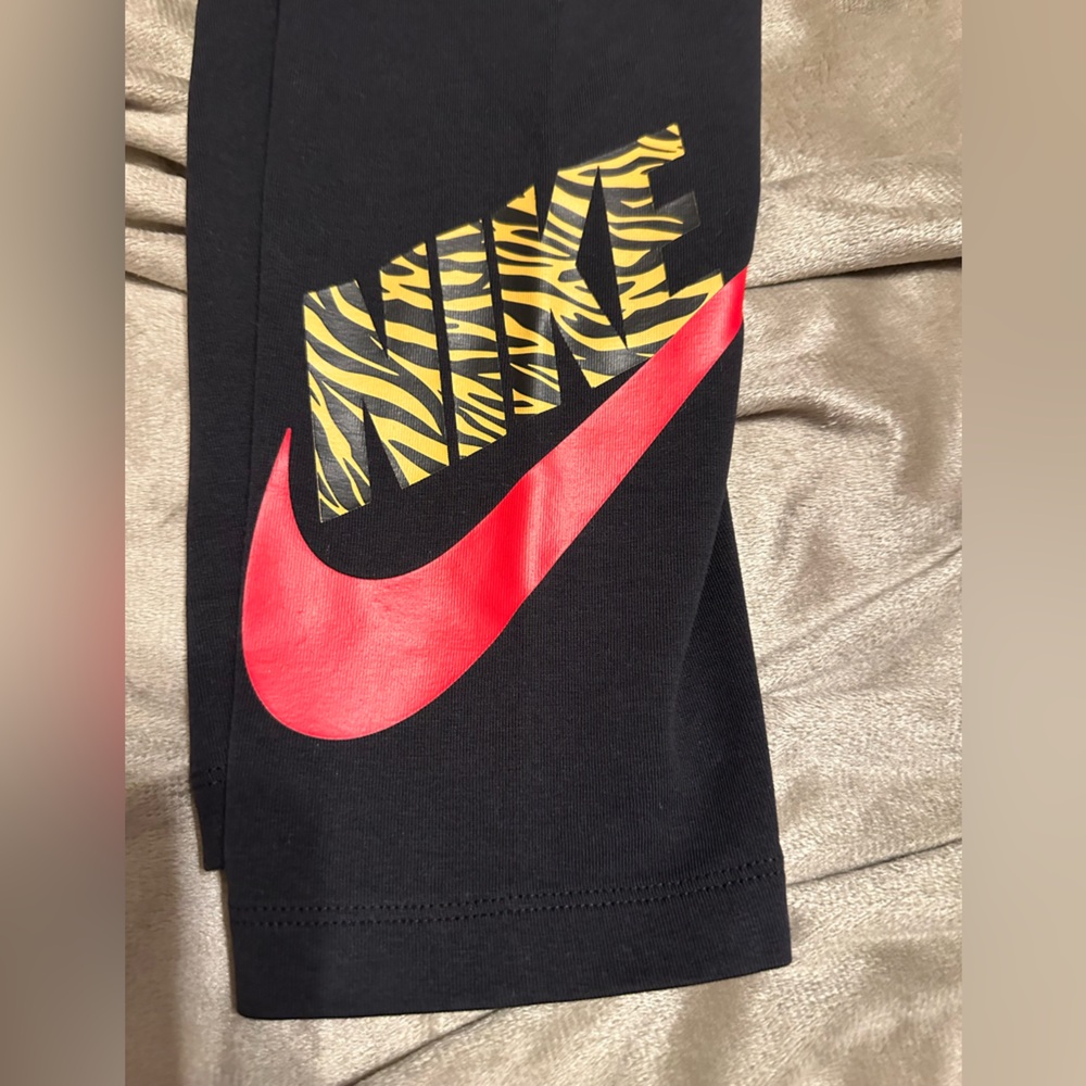 Nike women's tight fit leggings.  Size medium - great condition!